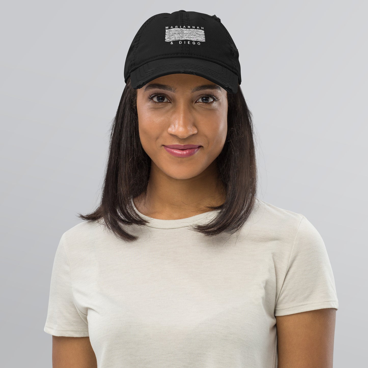 MARIANNAH Y DIEGO - Gorra desgastada