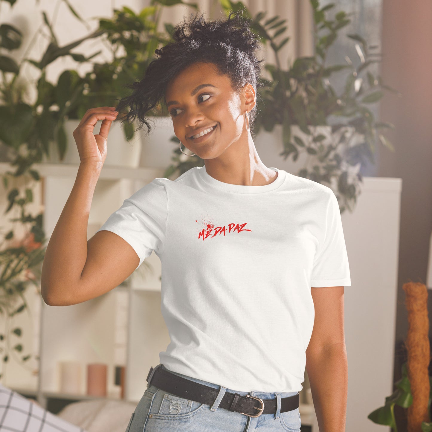 "Me da paz" T-shirt by SOPHIV